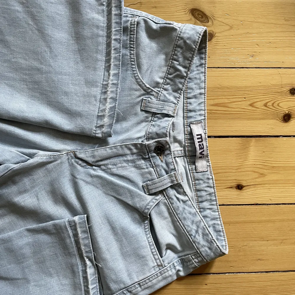 Snygga ljusblåa jeans utan bakfickor!  Midjemått: 79cm Innerbenslängd: 76cm. Jeans & Byxor.