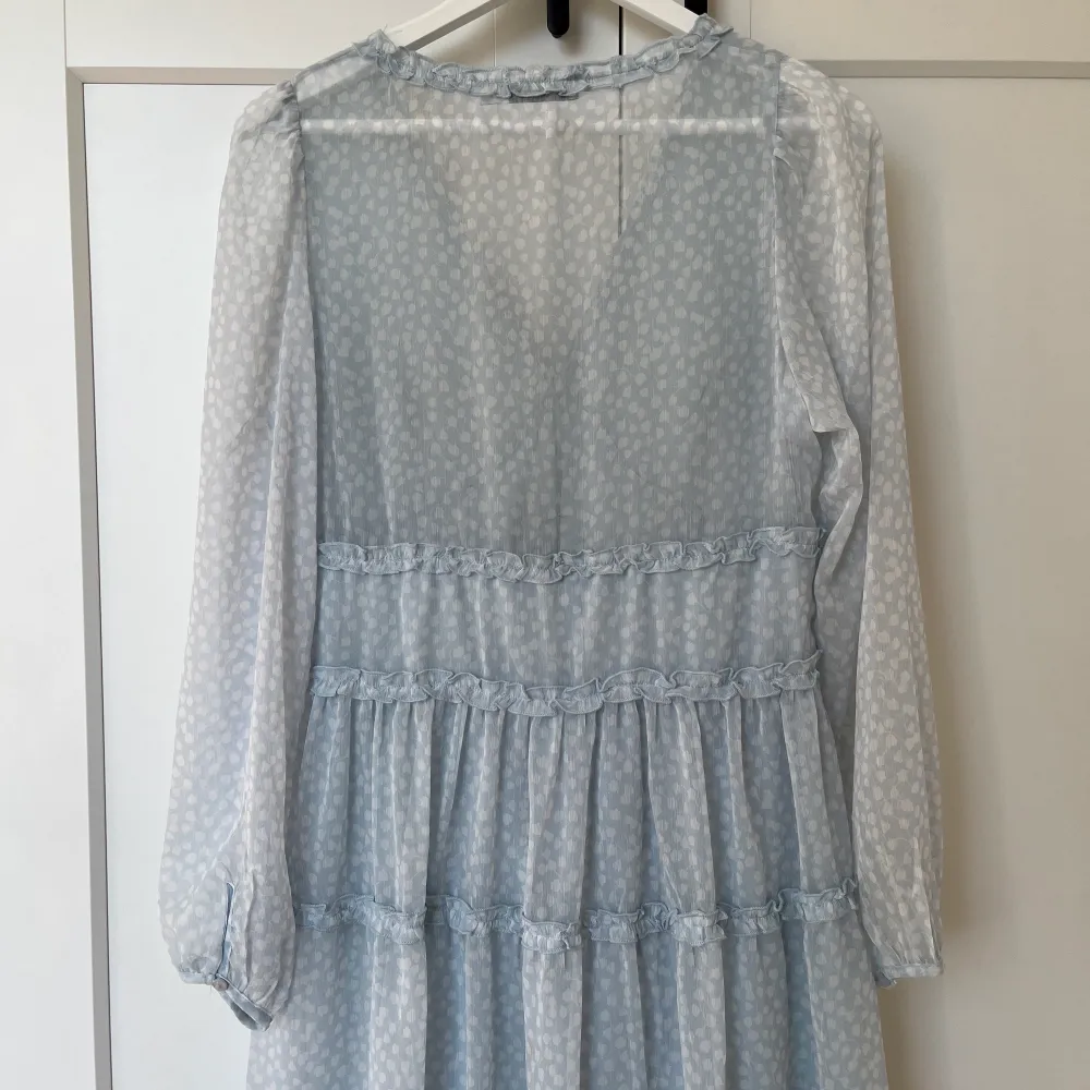Säljer denna blåvita klänningen från NA-KD den är använd en gång!. Klänningar.