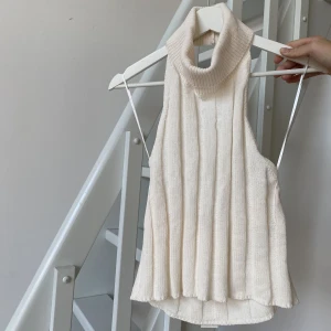 Halterneck topp - Vit topp från Zara i storlek M. Djup rygg. Aldrig använd.