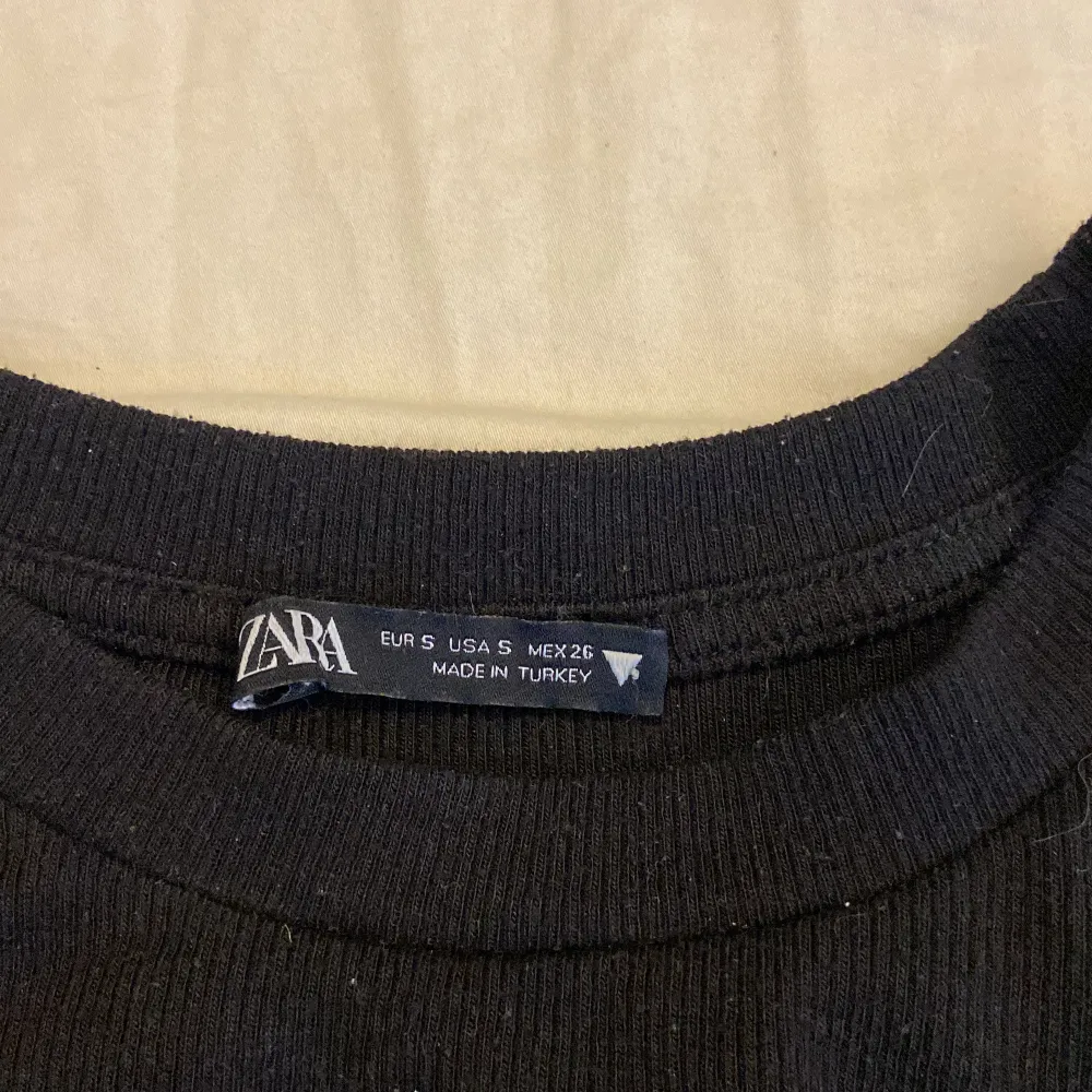 Säljer en jättefin t-shorts från Zara! Knappt använd och i jättebra skick. Längden på tröjan går att justera med snörena.. T-paidat.