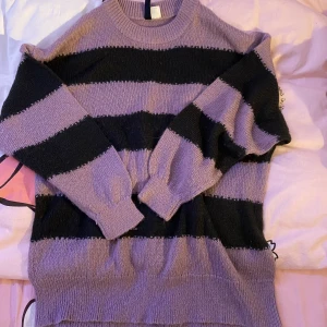 Lilla o svart tröja - Jätte coolt tröja köpte i HM. Har på den bara en gång🫶🏻