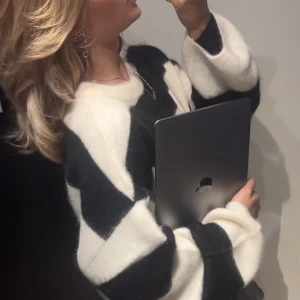 Hm stickad tröja - En supersnygg stickad tröja från hm i nyskick med lappen kvar! Jag valde att behålla den i en annan färg och kommer därför att sälja denna💕Nypris 699