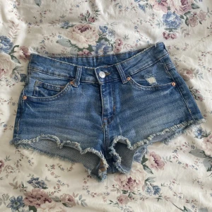 Lågmidjade shorts - Lågmidjade shorts från hm. Som nya använda fåtal gånger. Storlek 36