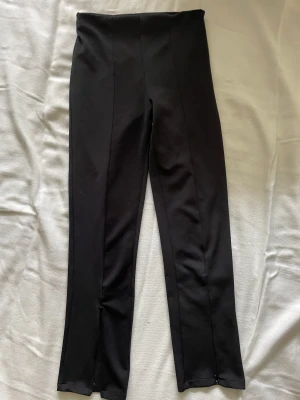 Kostymbyxor  - Jättesköna kostymbyxor med stängbar slits 