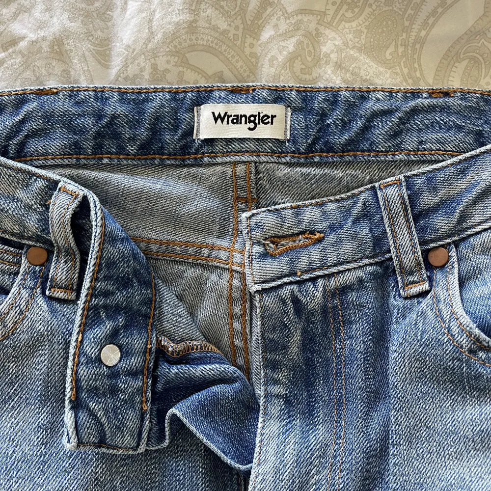 Säljer dessa jeans från wrangler, vet inte storlek men dom passar mig som brukar ha xs-s i jeans. Knappt använda.. Jeans & Byxor.