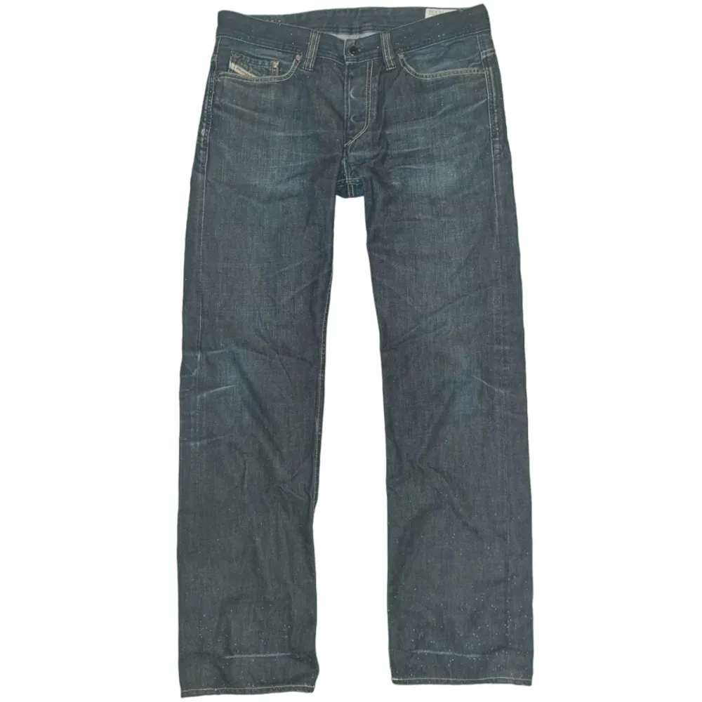 Adidas x Diesel Vintage Jeans köpt i Japan. Storlek 33×32. Längd: 107 cm, Bredd: 84 cm, Innerben: 81cm. Dem ser svarta ut på bilderna men dem är Blåa.. Jeans & Byxor.