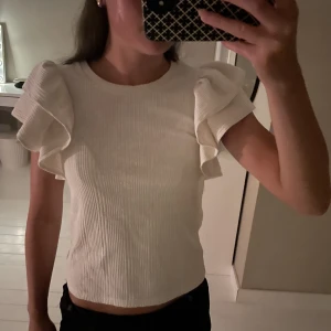 Fin blus/ tröja ifrån zara  - Så fin tröja, helt slutsåld köpt förra året