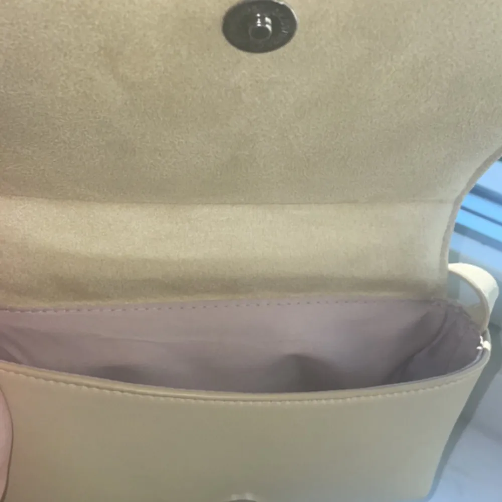 En gul hand väska ifrån H&M!❤️Har använt väskan 2 gånger❤️Och säljer den för att den inte används.. Väskor.