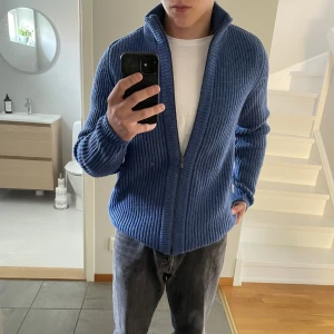 Massimo Dutti stickad tröja - Stickad ziptröja från Massimo Dutti i en schysst ljusblå färg. Säljer pga att den tyvärr är lite för stor. Endast använd ett fåtal gånger.