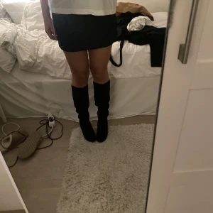 Stövlar - Snygga svarta stövlar ändå använda fast i bra skick🩷 I stl 40 säljer då dem inte kmr till användning, köpta för ca 699kr o säljer för 399kr 