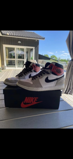 Air Jordan 1 smoke grey  - Säljer dessa sjukt fräscha Air Jordans 1. Dem är mycket sparsamt använda, cond - (9/10).  Storl: 42,5 men passar lite större också . (Orginal låda fås med). Pris kan diskuteras vid snabb affär. MvH