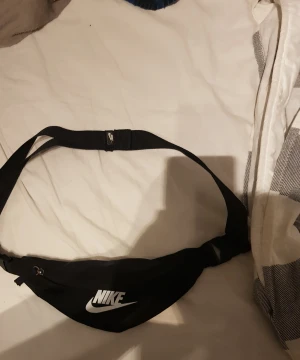 Nike midjeväska - Hej jag vill gärna sälja min nike midjeväska, köpt förra vintern och den är hel och inte skadad nånstans. Köpt på jd sports i mall of scandinavia. Köpt för 350