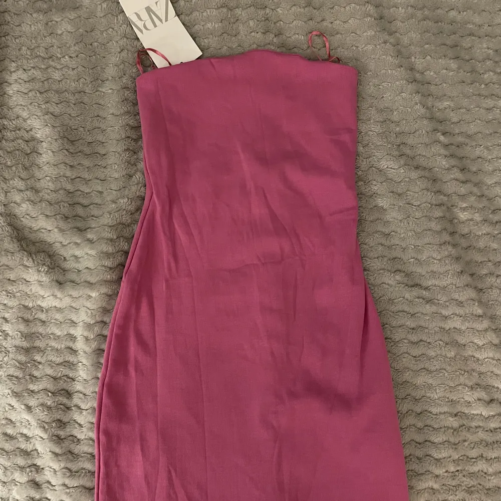 Säljer denna rosa klänning från zara i storlek S!💗har aldrig använt . Klänningar.