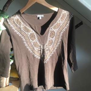 En brun ”hippie” tröja med jättefina detaljer runt kragen 🫶🏽 Köpt second hand som aldrig kom till använding tyvärr !! Skulle passa någon med storlek s/m 🙌🏽 Blanding av lång och kortärmad 👍🏽