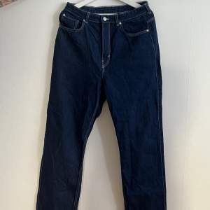 Rowe jeans från weekday, använd fåtal gånger. Men perfekt mörkblå färg nu till hösten med den perfekta Loosefit. pris kan diskuteras 