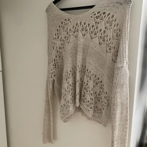 Virkad tröja - Sjuuukt söt och snygg virkad tröja med luva och långa ärmar. Perfekt för en snygg outfit på stranden eller en varm dag hemma.