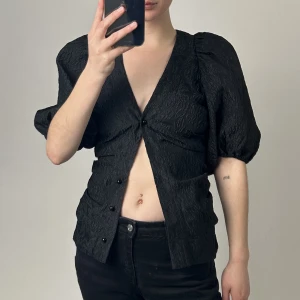 Ganni blus - Super fin blus från Ganni med puffärmar 💫 tyvärr saknar den en knapp (se sista bilden) men det går enkelt att laga!