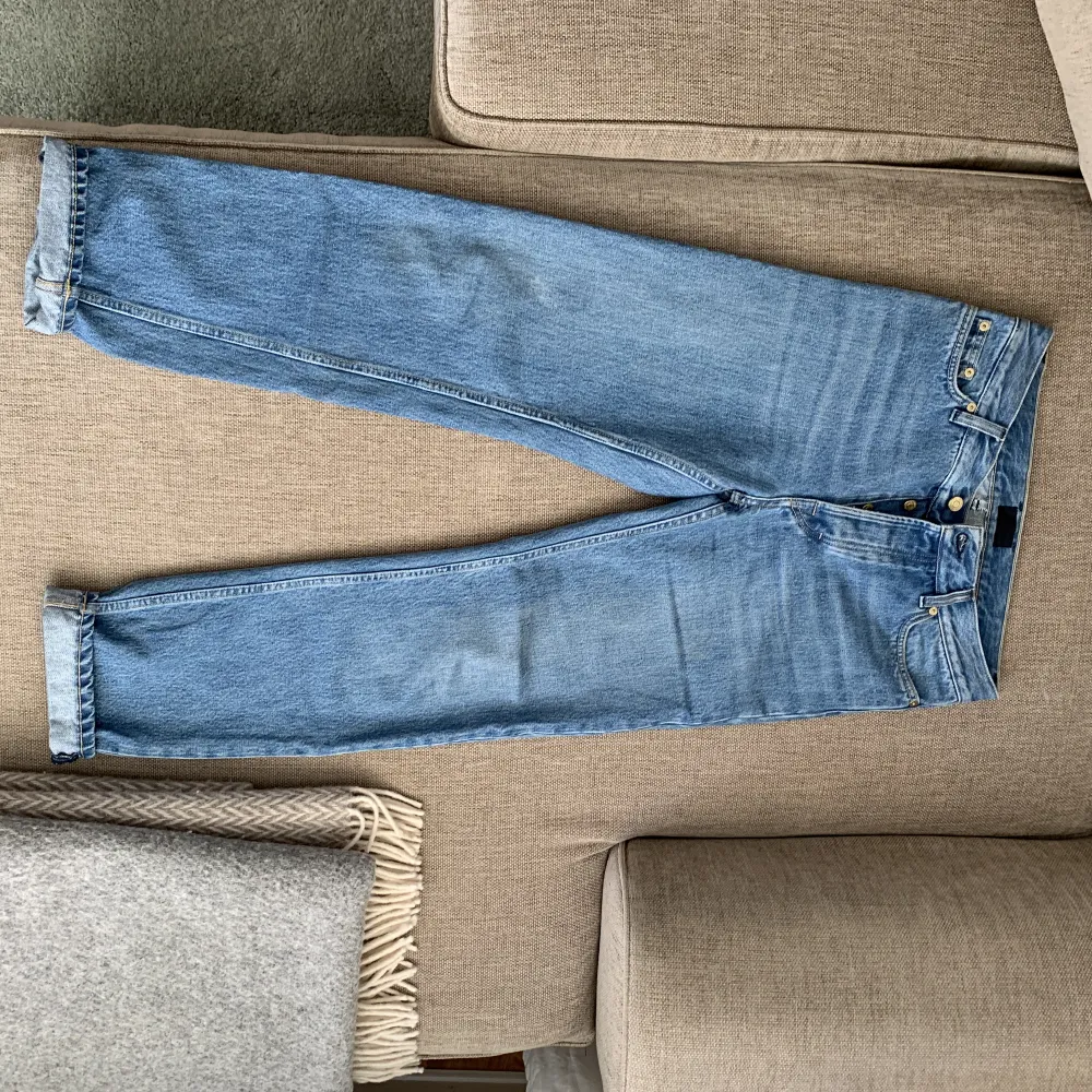 Bilden ger dom inte rättvisa då dom är för små för mig. Men om du har waist 28/29 och mindre lår kommer dessa sitta som en straight fit då modellen heter ”Benji Relaxed Straight leg”. Jag är 177cm lång. . Jeans & Byxor.