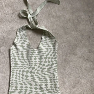 Sommarklänning - Kort tajt klänning. Inte alls genomskinlig utan lite tjockare material. Använd enstaka gånger.