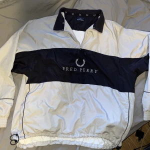 vintage fred perry half-zip jacka - snygg windbreaker märkes jacka från sent 90-tal i mycket bra skick. Det är storlek L eller XL men passade snyggt även på mig som är XS-S ord pris 1600kr kontakta för ytterligare frågor