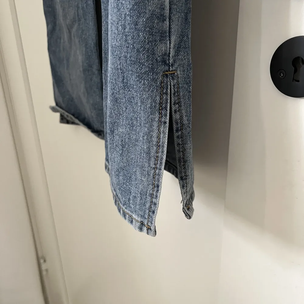 Jeans med slits, använda men fortfarande bra skick.. Jeans & Byxor.