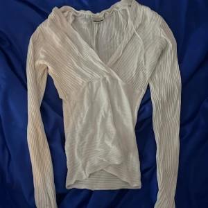 Vit långärmad  - Säljer pga för stor