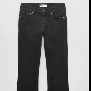 Zara jeans  - Svarta lågmidjade jeans från zara. De är knappt använda. Skriv för fler bilder. 
