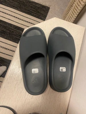 Yeezy slide  - Yeezy slide Slate marine i storlek 44.5 Använts väldigt lite 