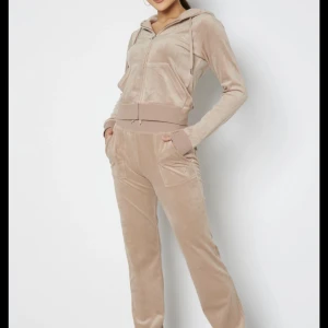 Beige juicy couture pants - Hej, ja har nåra beige juicy couture byxor i storlek Xs, och undrar ifall någon skulle vilja byta dem mot storlek XXS