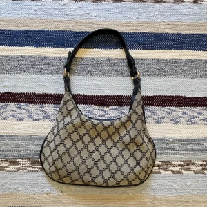 Axelväska - Köpt här på Plick men kommer från Mango. Fortfarande i bra skick men några trådar är lite lösa på axelremmen som jag har lagt in en bild på. Mycket rymlig och det finns ett litet innerfack också. Perfekt för utekvällar!🪩