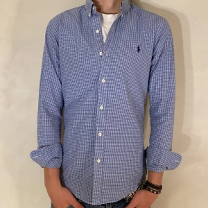 Ralph lauren skjorta  - Hej! Säljer nu min Skjorta från Ralph Lauren i storlek S fint skick. Tveka inte på att höra av dig om du har frågor! 