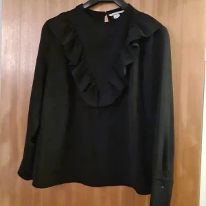 Svart blus - Svart blus från H&M.  Knappt använd. Djur finns i hemmet 