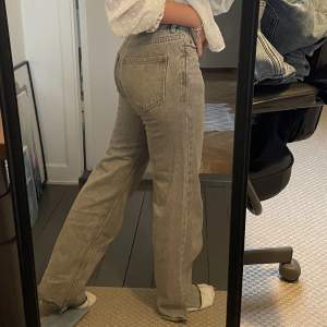 Lågmidjade gråa jätte fina jeans från ginatricot! Använda 1 gång så dom är som nya! 😍mer bilder och mått kom priv 