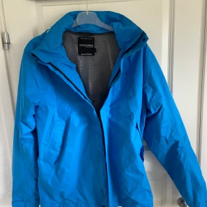 Didrksons regn/vindjacka - Fin regn och vindtät jacka från Didriksson. Vuxet ur den så den kommer inte till använding mer. Använd ett fåtal gånger, Max 5 gånger. Så den är som ny. Skön, snygg, lätt och enkel höstjacka för dig som söker en ny jacka till hösten🍂 Jackan är storlek S. 