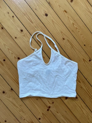 Basic topp - Vit basictopp i strl 36/38. Fint skick, använd ett fåtal ggr💕