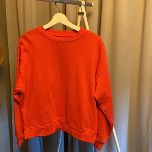 Tröja Röd - Röd Tröja  Lindex Storlek S Finns i Holmsund men kan tas till Ersboda på vardagar.