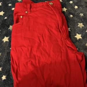 Röda byxor med stretch säljs för dom va för stora för mig har används typ 1 gång 
