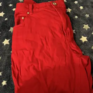 Röda byxor med stretch säljs för dom va för stora för mig har används typ 1 gång 