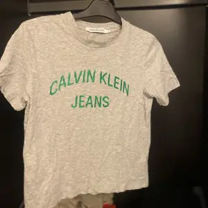 Säljer denna calvin Klein T-shirt jätte fin och nyskick 