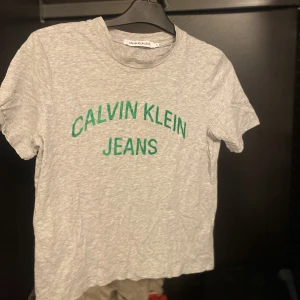 Calvin Klein T-shirt  - Säljer denna calvin Klein T-shirt jätte fin och nyskick 