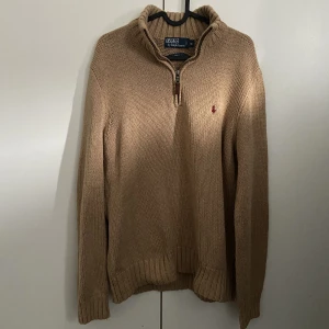 Ralph lauren half zip - Riktigt skön stickad Ralp lauren half zip. Perfekt till hösten. Kommer inte till användning 