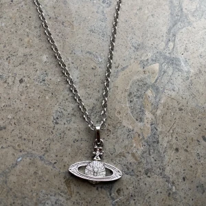 Vivienne Westwood halsband - En fin vivienne westwood halsband som jag inte använder längre.