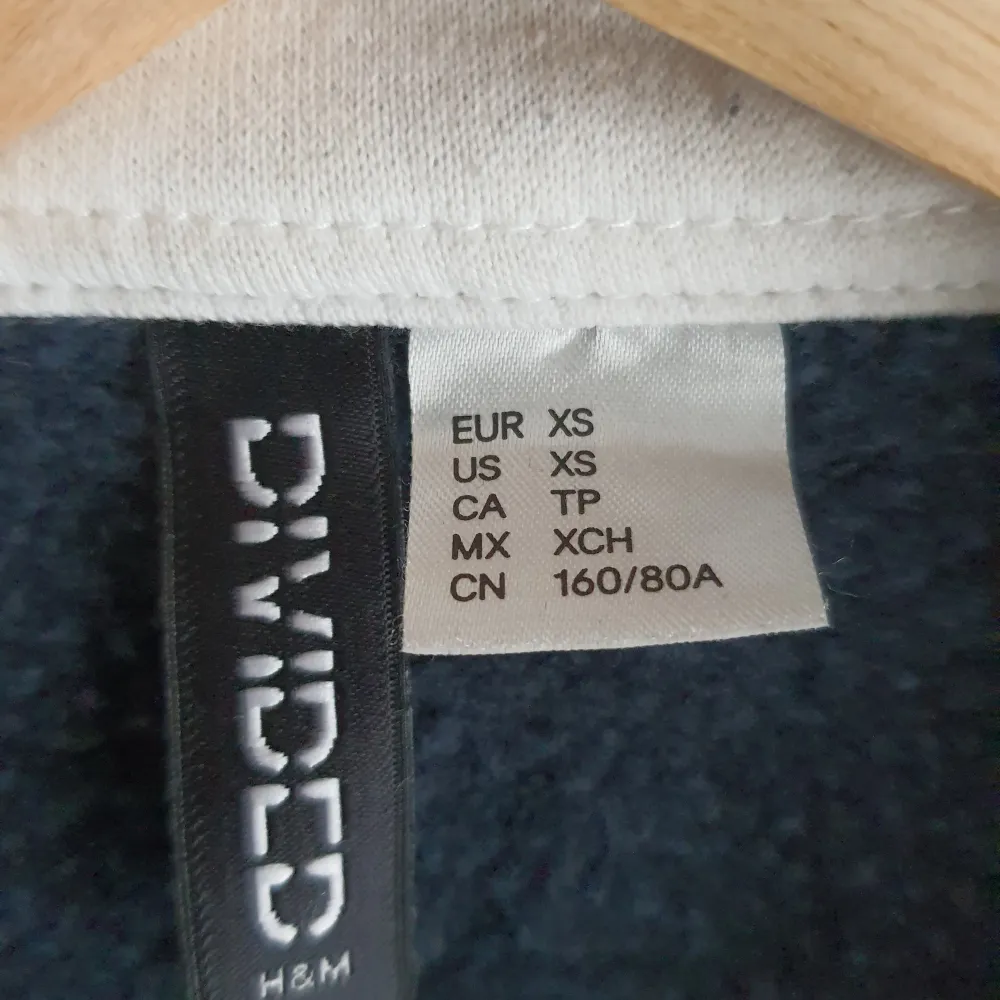 Super snygg tröja med krage. Den är i storlek XS från DIVIDED H&M. Den har en lite oversized passform. Den är i nyskick och bara använt några gånger.. Tröjor & Koftor.