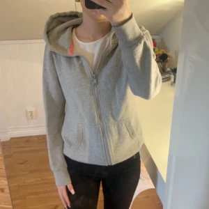 Tröja - En ljus grå zip hoodie💕 super basic och skön att ha till höst och vinter 🥰
