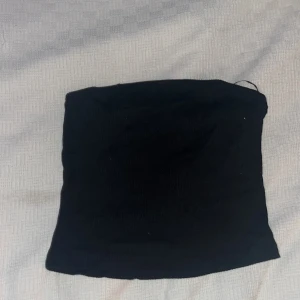 Ribbad bandeu - En kortare svart stickad bandeu topp! I princip oanvänd och i bra skick💕