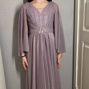 Festklänning, barn 12-13 år - Aldrig använd! Super fin glittrig festklänning för ett barn 12-13 år! Två av diamanterna på bältet fanns inte när den köptes (dock inget som man lägger märke till), därav det billiga priset. 