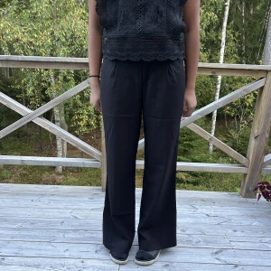 Svarta vida kostymbyxor  - Ett par superfina mid waist kostymbyxor från Gina Tricot🖤
