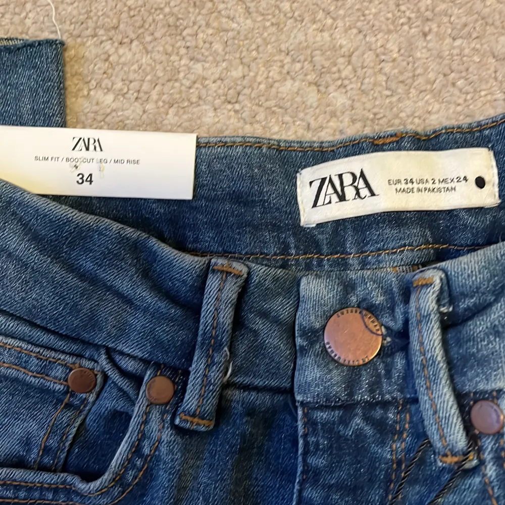 Säljer dessa skitsnygga bootcut midrised zara jeans i stl 34💗. Jeans & Byxor.