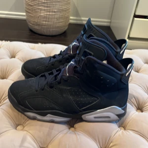 Jordan 6 retro - Jordan 6 retro chrome metallic silver. Bra skick, knappt använda, inga skador. Har varken kvitto eller låda. Köpta i Glascow. Kan skicka flera bilder för legit check om det behövs. Kostar 3000 retail.