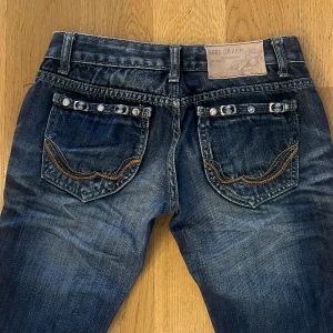 Low waist bootcut - Jättesnygga utsvängda, lågmidjade jeans med fina detaljer 💖Säljer endast då dom är för små för mig💞Innerbenslängd: 78 cm Midjemått: 68cm. Tyget är inte speciellt töjbart tyvärr. 
